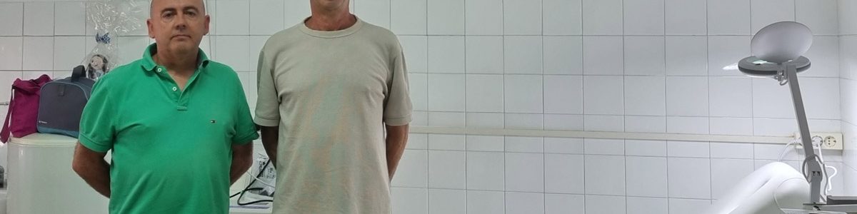 El alcalde y el médico de Longares con el nuevo equipamiento