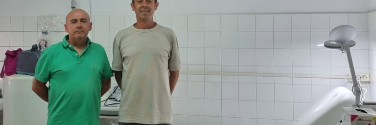 El alcalde y el médico de Longares con el nuevo equipamiento