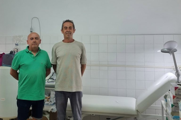 El alcalde y el médico de Longares con el nuevo equipamiento