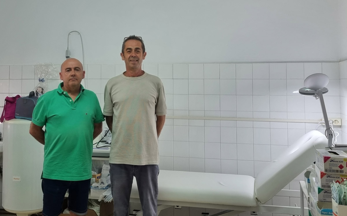 El alcalde y el médico de Longares con el nuevo equipamiento