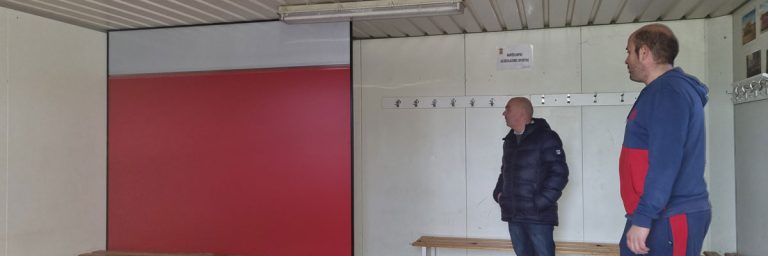 El alcalde y el concejal de deportes visitando las instalaciones