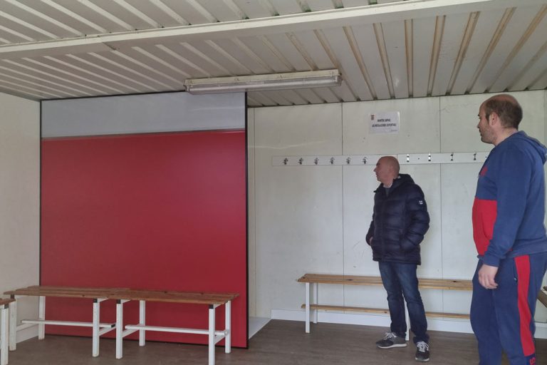 El alcalde y el concejal de deportes visitando las instalaciones