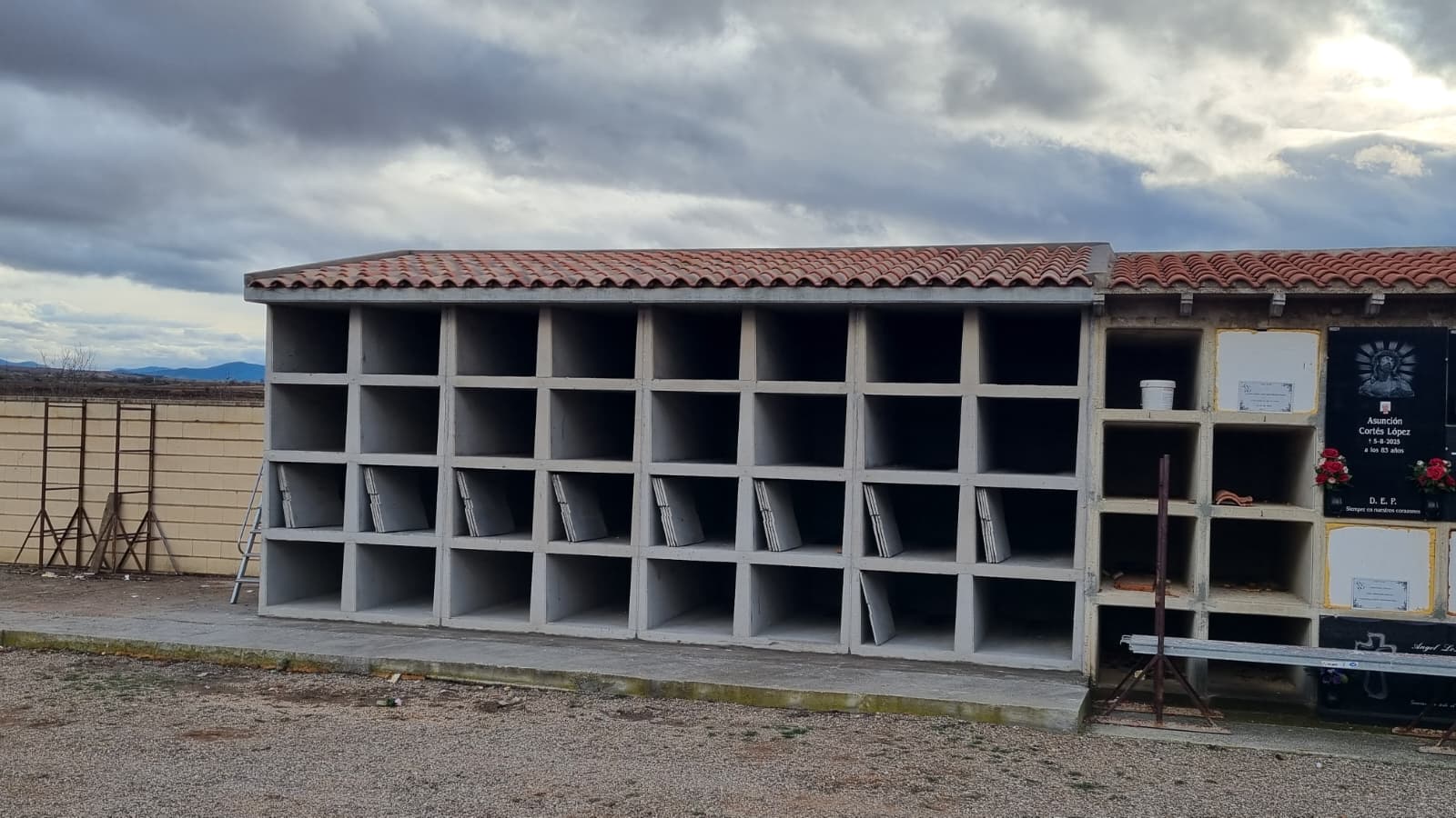 Instalación de nichos en el cementerio